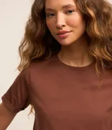 Remera básica de cuello redondo y manga corta con detalle de dobladillo, confeccionada en algodón suave.