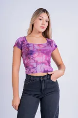 Remera corta de mesh con estampado abstracto en tonos violeta y rosa, de mangas cortas y cuello cuadrado.