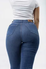 Jean oxford azul oscuro con roturas en las rodillas.