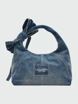 Cartera tipo hobo de Marc Jacobs modelo The Sack Bag, confeccionada en denim azul con el logotipo estampado en contraste en el frente.