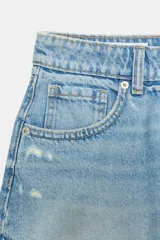 Shorts de denim azul claro lavado, tiro medio, corte en línea A y cinco bolsillos. Presenta cierre frontal con cremallera y botón metálico.