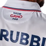 Camiseta de fútbol Umbro del Club Nacional de Football, modelo Home 2026. Diseño en color blanco con tejido jacquard que presenta un patrón de trofeos históricos en toda la prenda. Incluye cuello con detalles tricolores, logo de Umbro, escudo del club con estrellas y sponsors estampados en el frente y mangas.