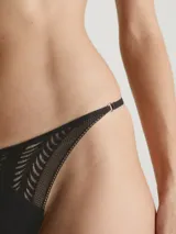 Colaless negro de encaje con laterales de cuerda y herrajes plateados.