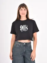 Remera crop top negra con estampa frontal en color blanco que dice 90's Babe, de cuello redondo y mangas cortas con dobladillo.
