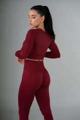 Remera manga larga color borgoña, de tejido acanalado y corte cropped.