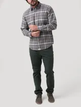 Camisa de manga larga para hombre, con estampado a cuadros en tonos gris, blanco y bordó. Cuenta con cuello clásico, cierre de botones frontales y dos bolsillos con solapa en el pecho.