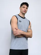 Musculosa deportiva Umbro color negro con cuello y sisas en gris. Presenta el logo de la marca bordado en el pecho.