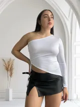 Top blanco de lycra con un solo hombro, manga larga y frunce lateral con cordón ajustable.