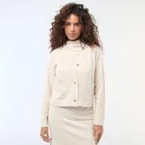 Cardigan de punto color beige, con cuello en V, cierre frontal con botones dorados y dos bolsillos delanteros. Presenta mangas largas y un diseño de corte recto.