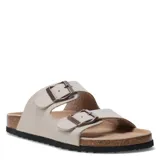 Sandalias tipo Birkenstock de dos tiras ajustables con hebillas metálicas. Presentan una base de corcho moldeado y suela de goma negra.