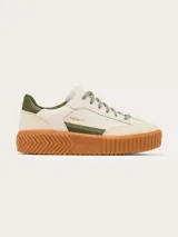 Zapatillas Sorel modelo Ona Ave T Toe, color blanco con detalles en verde militar y suela plataforma de goma color tostado. Presentan diseño de inspiración retro con superposiciones de gamuza, cordones grises y la marca estampada en el lateral.