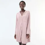 Camisón de estilo camisero color rosa, con mangas largas, cuello solapa y cierre frontal de botones. Presenta un bolsillo pequeño en el pecho y ribetes en contraste.