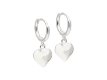 Aros tipo argolla con dije colgante en forma de corazón, fabricados en plata 925.