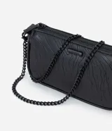 Cartera bandolera pequeña de Satinato, confeccionada en poliuretano negro con textura grabada. Presenta un diseño compacto, cierre superior con cremallera y correa larga de cadena metálica negra.