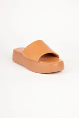 Sandalias blancas de tira ancha lisa y acolchonada, con plataforma de 5cm.