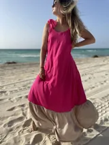 Vestido largo de fibrana color fucsia con breteles finos con volados y corte recto.