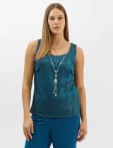 Conjunto de tres piezas compuesto por musculosa, cardigan y pantalón. La musculosa y el cardigan presentan un diseño plisado con hilos metalizados en tonos verdes y azules, creando un efecto tornasolado. El cardigan es de frente abierto con mangas 3/4 y corte fluido. El pantalón es de seda fría en color azul petróleo, con cintura elastizada. Incluye un collar removible.