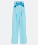 Pantalón acampanado de lino color celeste, con bolsillos, cinturón bordado y pliegues delanteros.
