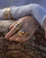 Anillo de metal macizo color plateado con forma orgánica irregular y superficie texturizada.