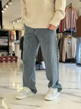 Pantalón de jean estilo baggy, de corte ancho y relajado, en color celeste claro.