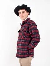 Camisa de manga larga con estampado de tartán en tonos azul marino, rojo y blanco. Confeccionada en 100% lana, con cuello abotonado y puños con botón. Corte clásico.