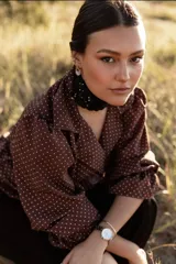 Gargantilla choker tejida a mano en hilo negro brilloso con flores.