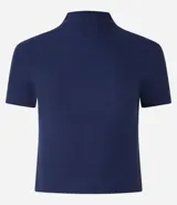 Blusa básica de ribana gris, con mangas cortas y cuello alto, de corte ajustado.