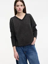 Sweater negro de hilo con textura brillosa, escote en v y manga larga.