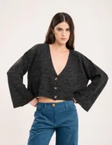 Saco tejido en mohair color gris oscuro, largo a la cintura con mangas oxford y botones marrones.