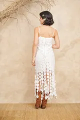 Vestido midi blanco de tirantes finos, con textura de círculos superpuestos que cuelgan en la parte inferior.