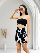 Conjunto de top bandeau y minifalda color negro.