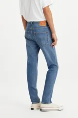 Jean Levi's modelo 512 Slim Taper de corte ajustado y tiro medio, con diseño de cinco bolsillos y cierre frontal con botón y cremallera.