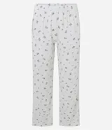 Pijama de dos piezas confeccionado en tejido de punto con estampado floral. Incluye una blusa de cuello redondo, manga larga y botones frontales, junto con un pantalón de cintura elástica.