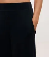 Pantalón deportivo modelo balloon de corte slouchy, con cintura elástica y volumen en las piernas. Confeccionado en tejido modal, poliéster y elastano.