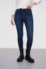 Pantalon jean de corte skinny y tiro alto, en color azul oscuro con costuras en contraste.