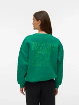 Buzo de felpa verde de corte relajado, con cuello redondo, mangas largas y una pequeña estampa decorativa en el pecho.