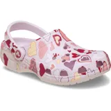 Zuecos Crocs modelo Classic con estampado de corazones y piruletas en tonos rosados, rojos y amarillos. Presentan diseño ergonómico con correa pivotante en el talón, puertos de ventilación laterales y suela de espuma Croslite ligera y flexible.