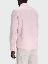 Camisa de manga larga Boss Black modelo Roan Slim Fit, con diseño a rayas finas en color rosado y blanco, cuello abotonado y cierre frontal de botones.