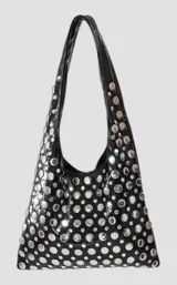 Cartera tipo hobo de color negro con acabado brillante, decorada completamente con remaches metálicos circulares de diversos tamaños.