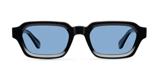 Lentes de sol con montura de acetato negro de forma rectangular y cristales polarizados en tono azul claro.