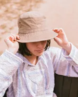 Gorro tipo bucket color borgoña con logo bordado al frente.