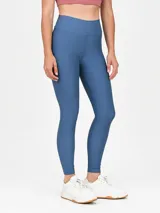 Calza larga de lycra color azul acero, tiro alto y calce ajustado.