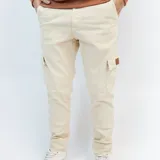 Pantalón cargo color arena confeccionado en gabardina, con bolsillos laterales y corte recto.