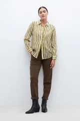 Pantalón chino color marrón con bolsillos laterales y traseros.