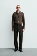 Pantalón de corte regular fit confeccionado en lana de origen italiano. Presenta bolsillos laterales, bolsillo cerillero frontal, bolsillos traseros de vivo y cierre frontal con cremallera y botón.