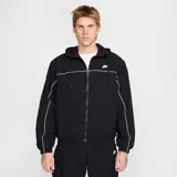 Campera Nike Club Athlete de hombre, de color negro con ribetes blancos en el pecho y las mangas, con capucha y cierre frontal completo.