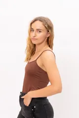 Body de tiras finas con escote redondo, confeccionado en tela elástica alicrada. Diseño ajustado al cuerpo sin broche en la parte inferior.