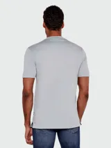 Remera de manga corta, color gris claro, con cuello redondo y un pequeño logo bordado en el pecho.