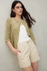 Short de algodón color beige, de tiro medio, con bolsillos delanteros y traseros.