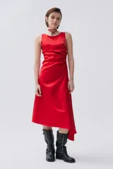 Vestido midi rojo de tafeta metalizada con frunces laterales, cuello bote, pliegues frontales y corte asimétrico.